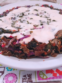 Una foto de Tortilla de hojas de remolacha. Tortilla de verduras