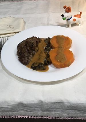 Una foto de Carrilleras con boniato y ciruelas