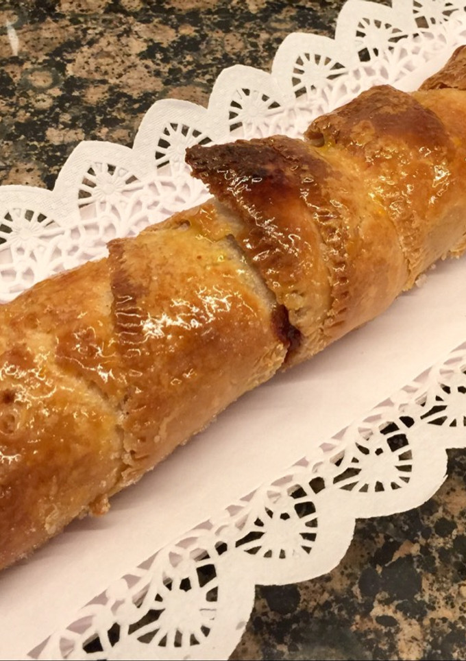 Una foto de Trenza hojaldre rellena manzana confitada