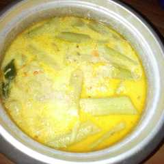 A picture of Batang keladi(talas) masak santan.
