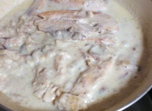 Una foto de Pechuga de pollo asada en salsa roux