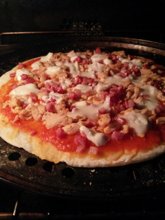 Una foto de Pizza light de pollo y jamón serrano 🍖🍗😆
