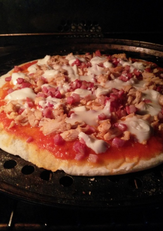 Una foto de Pizza light de pollo y jamón serrano 🍖🍗😆