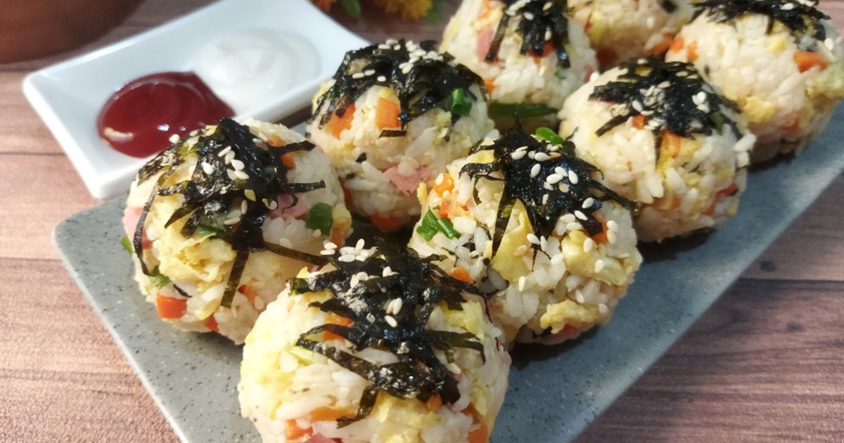 Jumeokbap bola nasi Korea