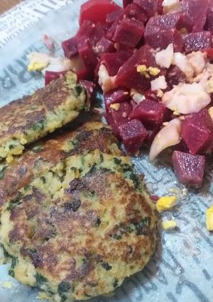 Una foto de Hamburguesa de acelga y arroz con ensalada de remolocha y huevo