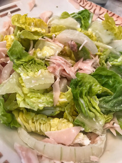 Una foto de Ensalada de pollo y pavo con salsa yogur