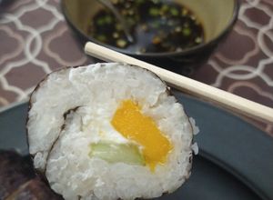 Una foto de Sushi improvisado (frutal)