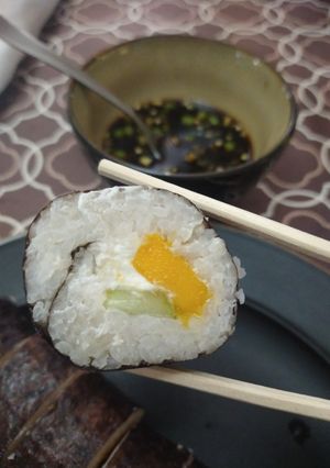 Una foto de Sushi improvisado (frutal)