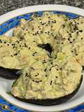 Aguacates rellenos de langostinos y txaka