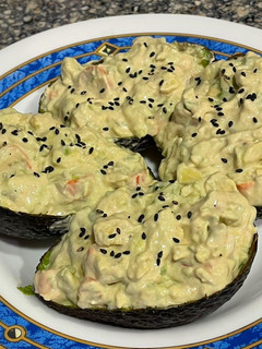Una foto de Aguacates rellenos de langostinos y txaka