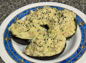 Foto principal de Aguacates rellenos de langostinos y txaka