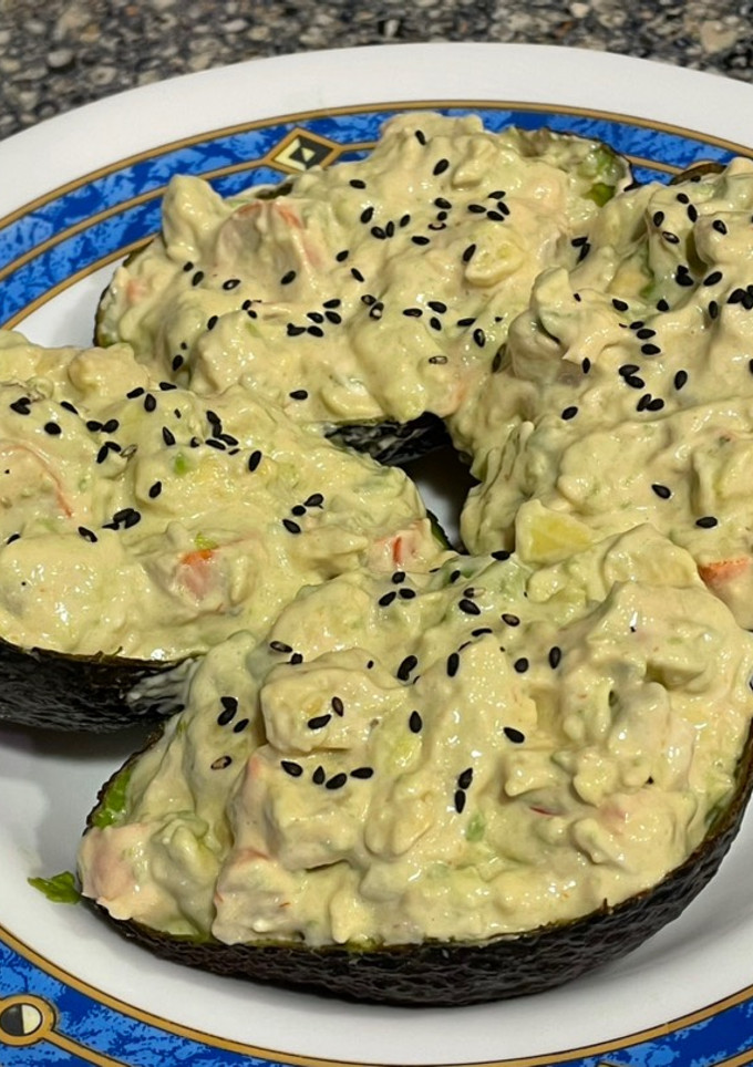 Una foto de Aguacates rellenos de langostinos y txaka