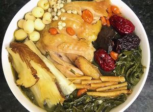 Hình của món Gà hầm thuốc bắc ngải cứu.