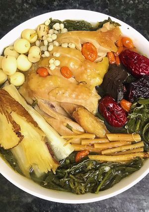 Hình của món Gà hầm thuốc bắc ngải cứu.
