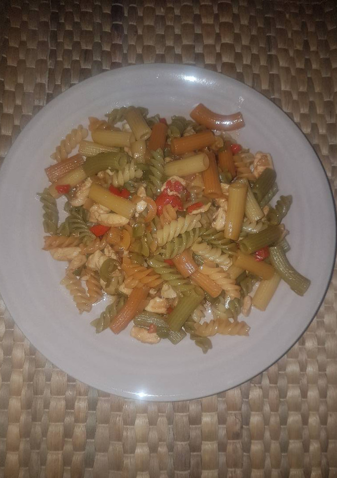 Una foto de Pasta vegetal con salsa de soja