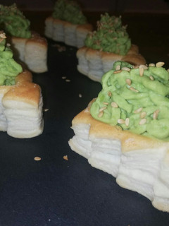 Una foto de Canapés de crema de guisantes