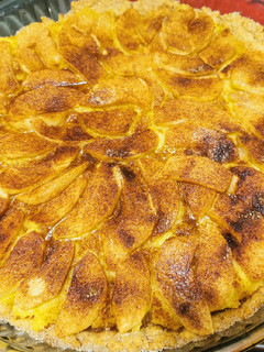 Una foto de Tarta de manzana, canela y crema pastelera.