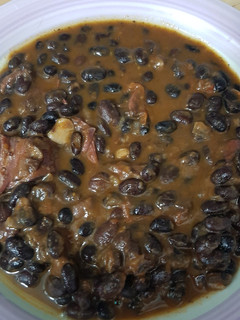 Una foto de Alubias 🫘 negras con lacón salado 🥩