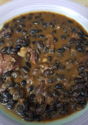 Una foto de Alubias 🫘 negras con lacón salado 🥩