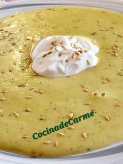 Una foto de Crema de calabacín con isla de yogurt griego