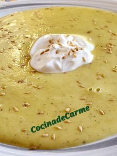 Foto principal de Crema de calabacín con isla de yogurt griego