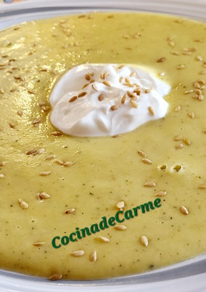 Una foto de Crema de calabacín con isla de yogurt griego