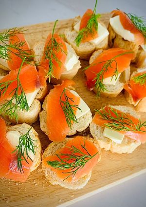Hình của món Bánh mì phô mai với cá hồi xông khói.