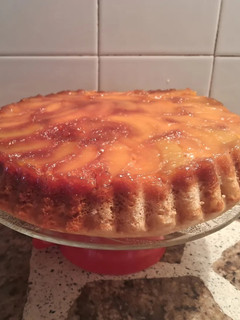 Una foto de Torta invertida de duraznos en almíbar