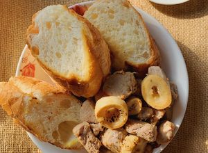 Hình của món Thịt heo cháy tỏi xào măng.