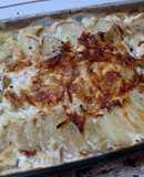 Pescado con crema, papas y queso sardo al curry