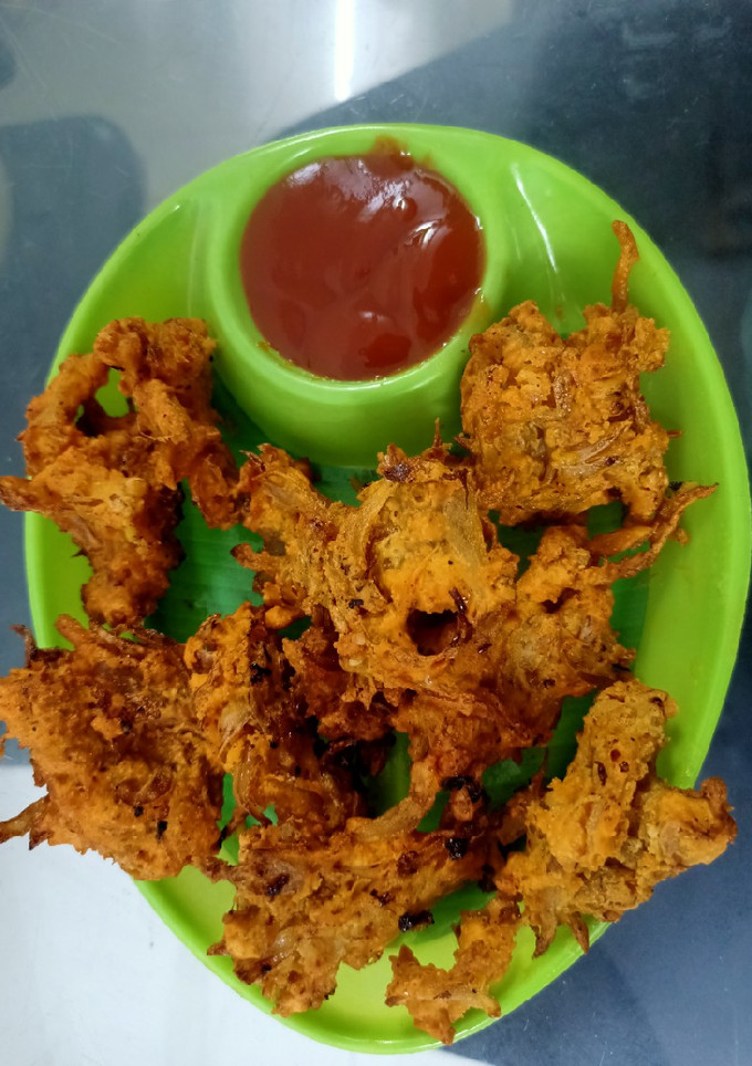 A picture of Kanda Bhaji.