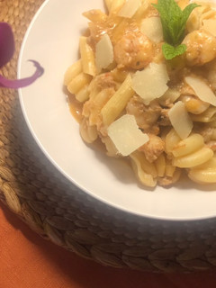 Una foto de Pasta con atún y gambitas, one pot