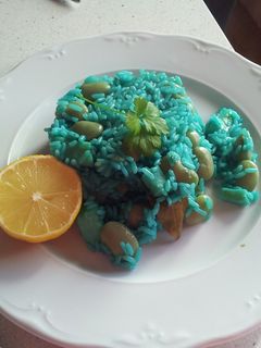 Una foto de Arroz con alubias y rabas...azul...especial niños