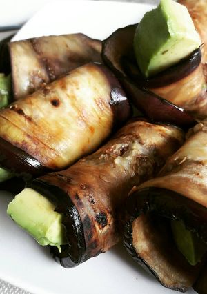 Una foto de Rollitos de berenjena rellenos con aguacate