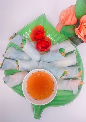 A picture of Vegetarian Phở Rolls.