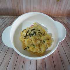 A picture of Mpasi 10 bulan (nasi goreng salmon).