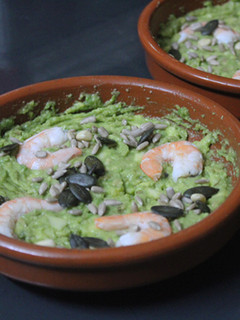 Una foto de Aguacate con manzana y gambas