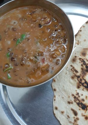 A picture of Dal makhni with chapati.