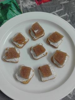Una foto de Canapés de queso y membrillo
