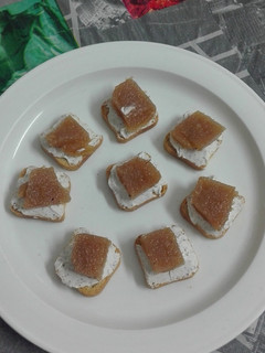 Una foto de Canapés de queso y membrillo