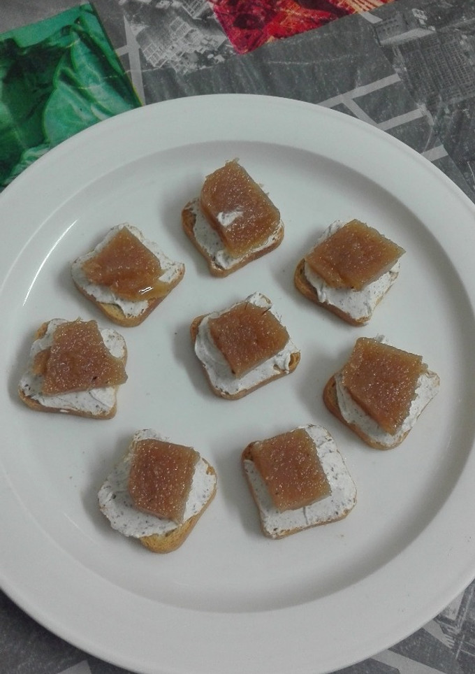 Una foto de Canapés de queso y membrillo