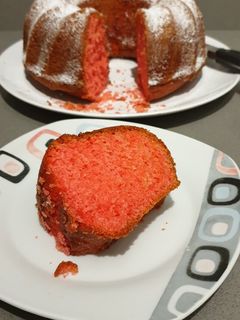 Una foto de Kuglóf sin lactosa de fresa