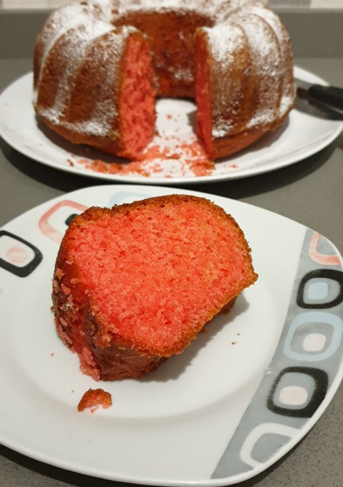Una foto de Kuglóf sin lactosa de fresa