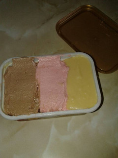 Una foto de Mantequilla de tres sabores