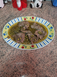 Una foto de Filetes de ternera en salsa con guisantes