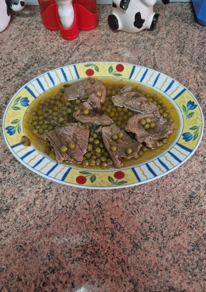 Una foto de Filetes de ternera en salsa con guisantes