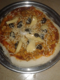 A picture of Chicken tikka pizza.