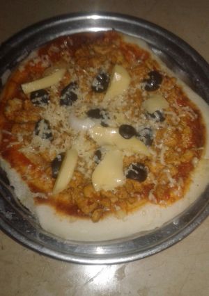 A picture of Chicken tikka pizza.