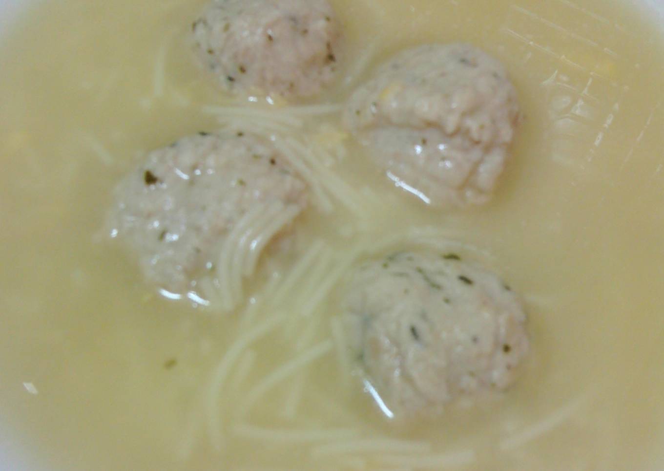 Sopa con albóndigas