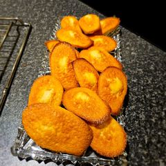 A picture of Lemon madeleines🍋.